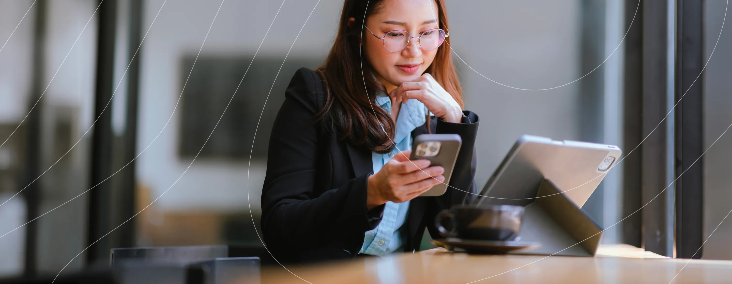 Ragazza che naviga su device mobili