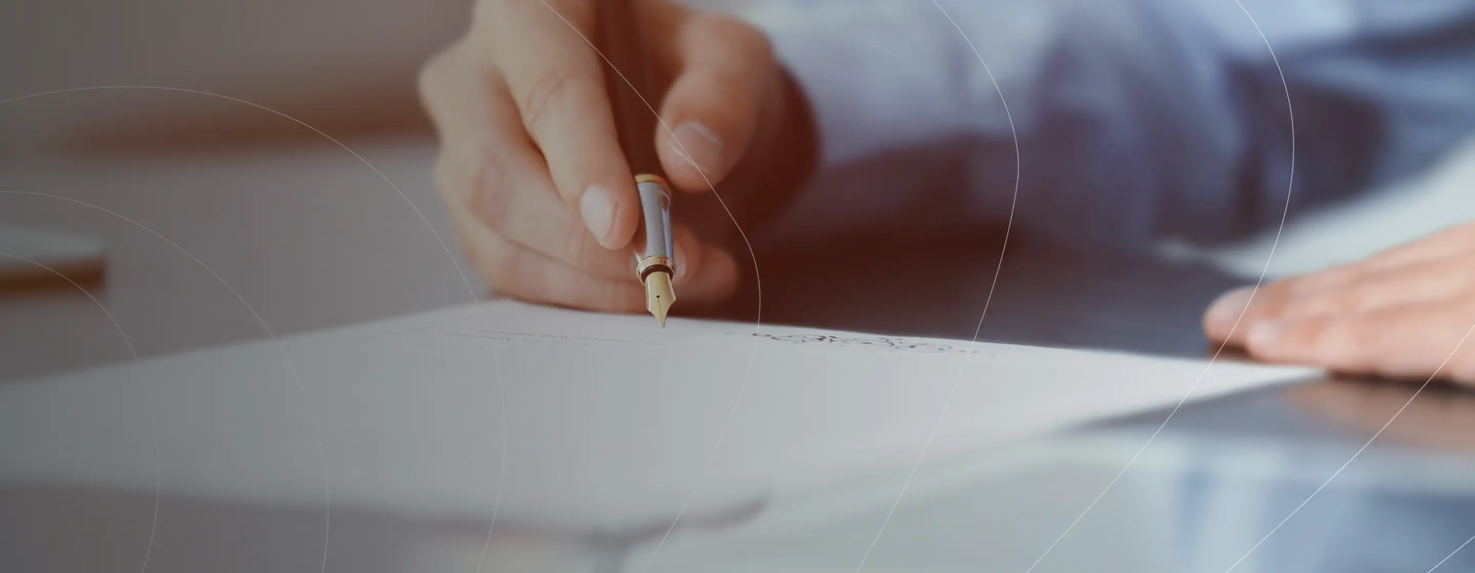 Persona che scrive su documento con penna stilografica