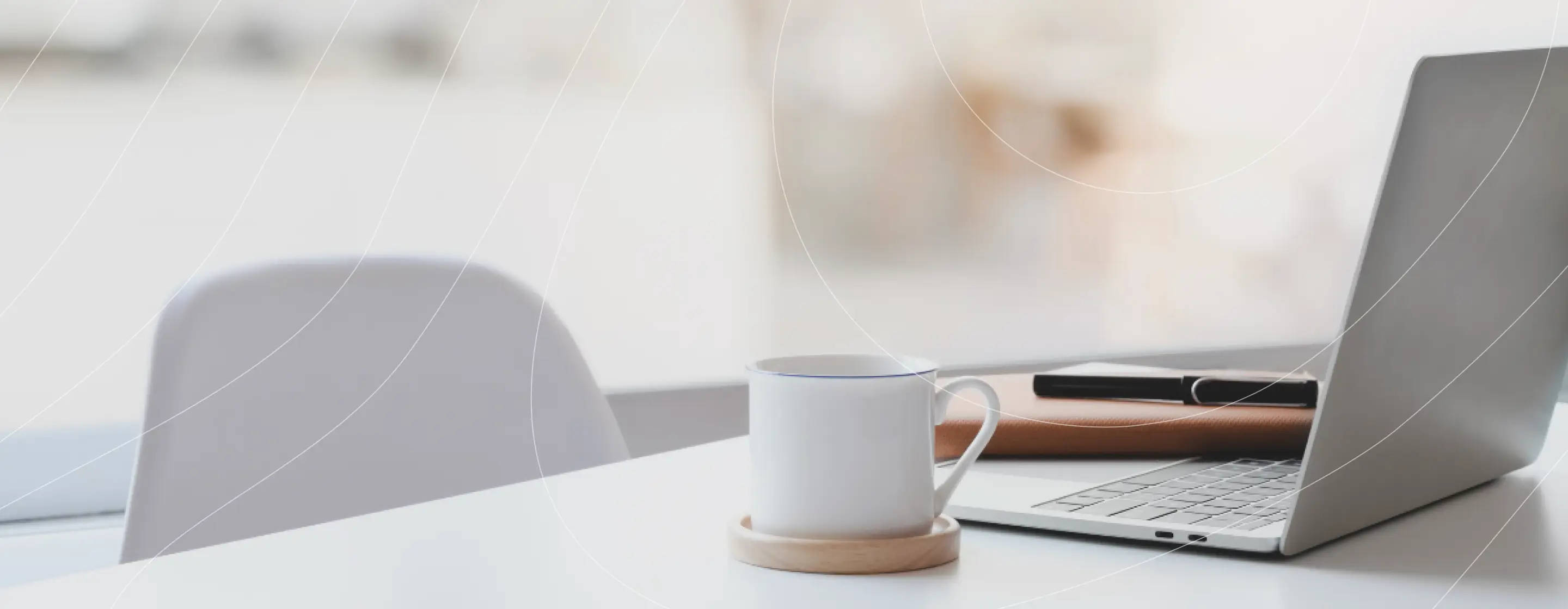 tazza di caffè e computer portatile