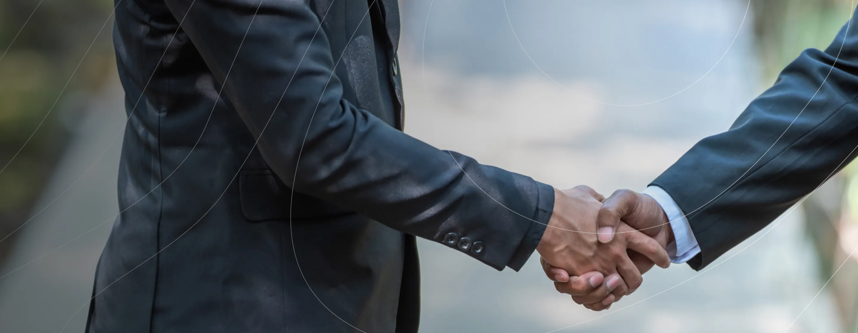 Persone in giacca e cravatta che si stringono la mano