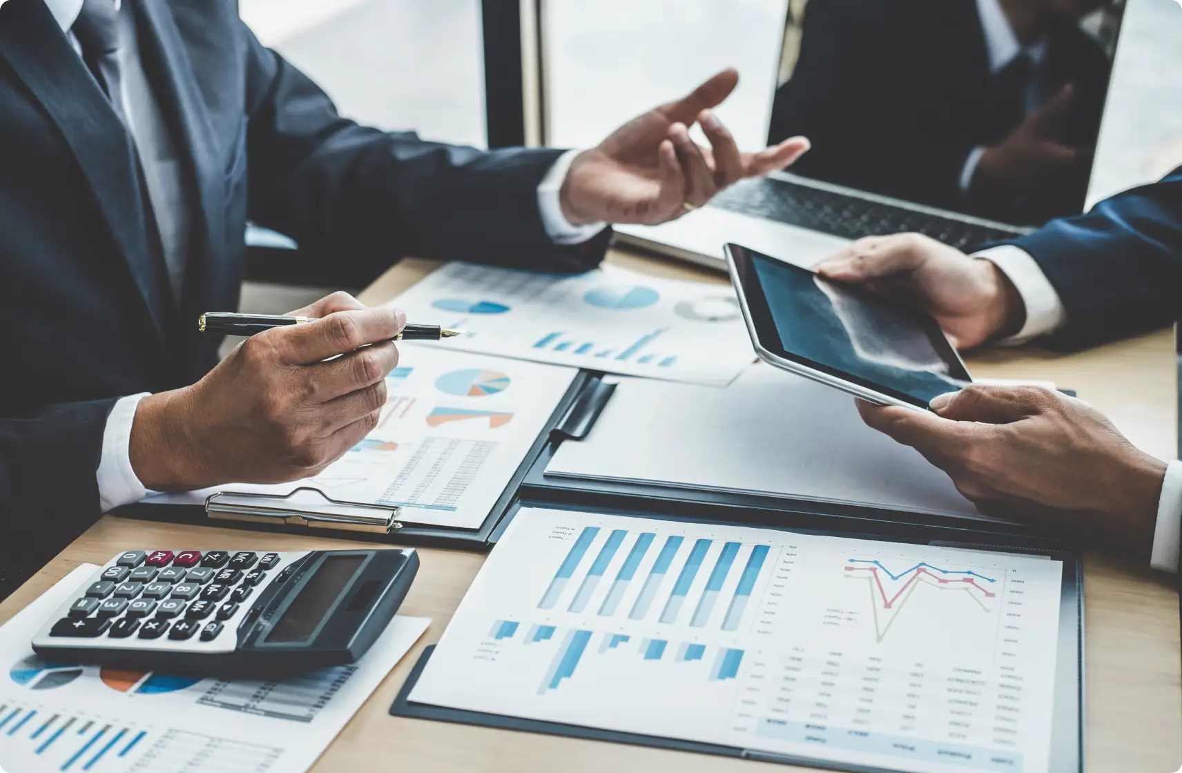 persone in giacca e cravatta che fanno calcoli
